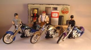 Micro Icons 4 Bikers Figures w 3 Choppers Gas Station Diorama 1 32