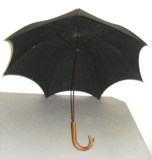Gut erhaltener, antiker Regenschirm für den Herren . Er erhielt eine