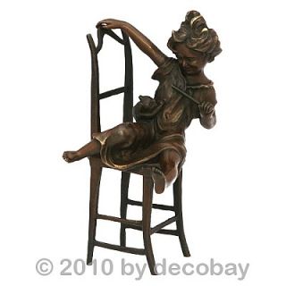 Kleines Mädchen Stuhl Bronze Skulptur Frech Witzig Deko