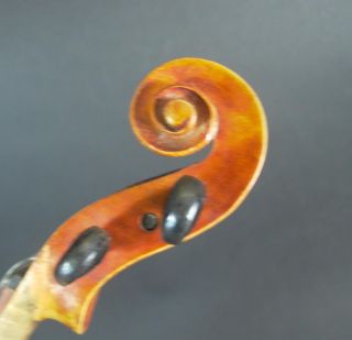 alte Geige mit Bogen im Koffer
