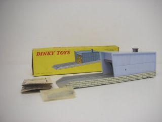 FRENCH DINKY 502 GARAGE(OPERATING) BLUE/GREY.