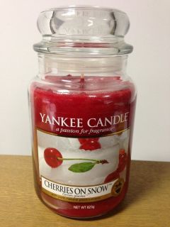 YANKEE CANDLE Kerze Duftkerze Cherries on Snow Housewarmer 623g Neu