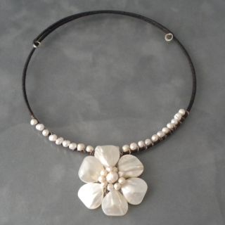 Floral Pride Pendant White Mother of Pearl Choker (Thailand