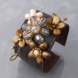 Brown Mother of Pearl and Pearl Floral Cuff Bracelet (7 8mm)(Thailand